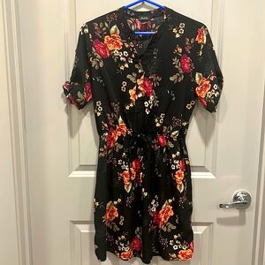 Justify size L floral dress. Tie sleeves. Elastic waste band with tie. Like new!